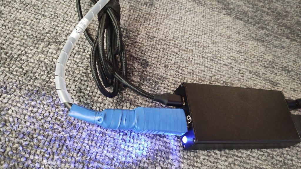 ScreenCrab vajo la mesa brillando azul solido